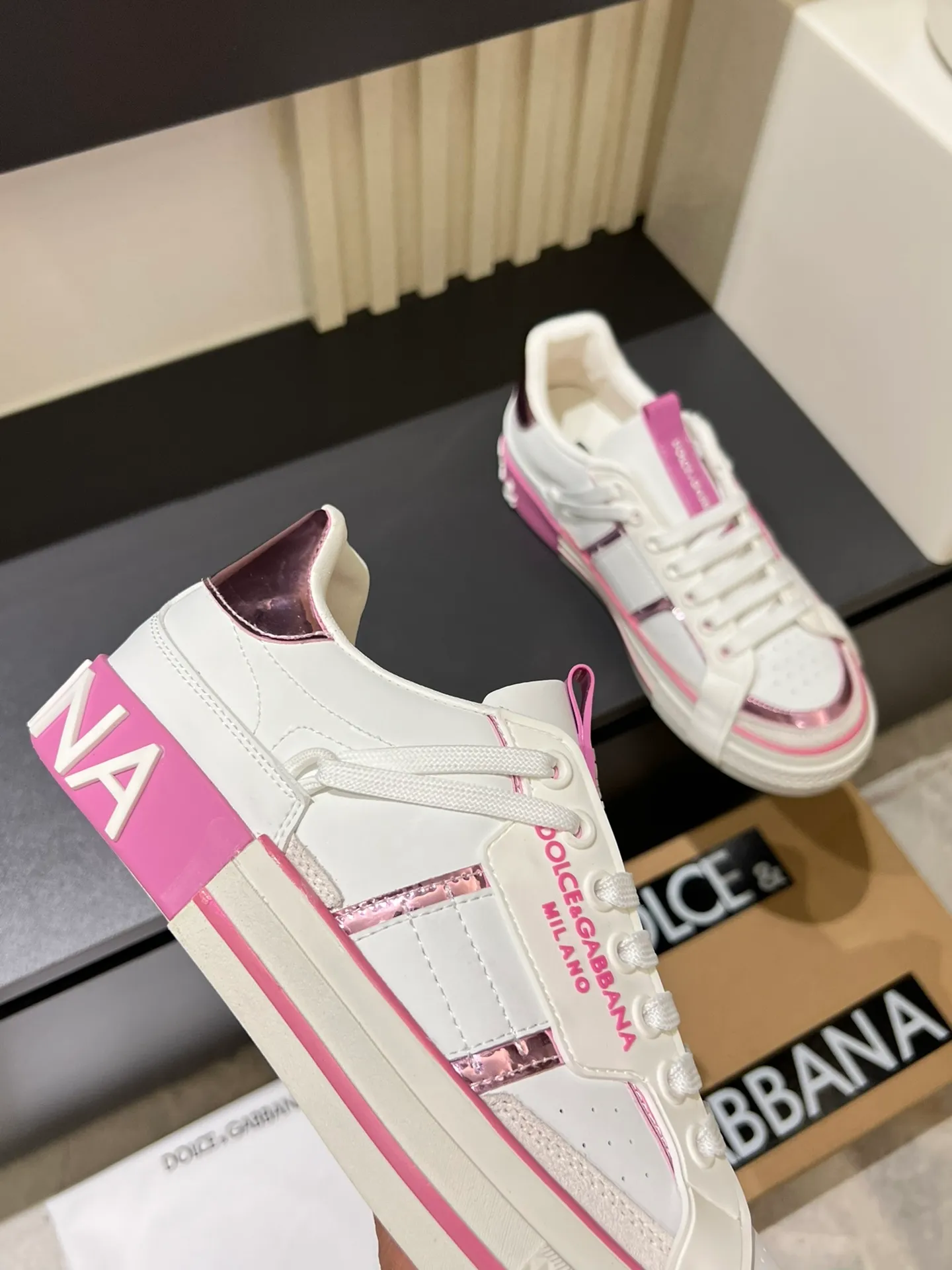 p480 Original order Couple model DG's new Custom 2.Zero sneakers combine the characteristic elements of the brand's two classic series, combining the simple and elegant silhouette of Portofino with the urban and capable attitude of Miami. Calfskin upper with contrasting details, micro-injection rubber logo on the side, laminated Dauphine leather heel, sheepskin lining, original outsole Size: Women's 35-40 (34, 41 can be ordered), Men's 38-44 (45, 46 can be customized)